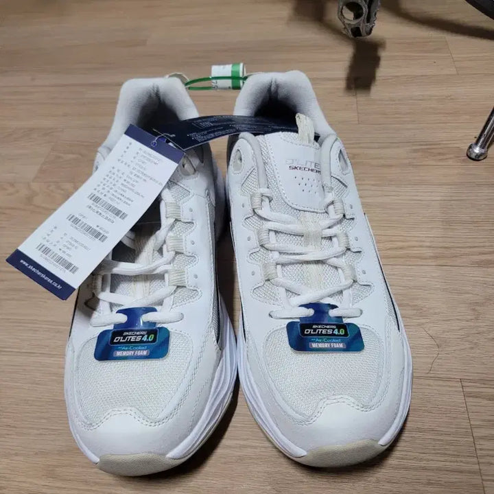[BUNJANG] Skechers Delight 4.0 White Sneakers / 스케쳐스 딜라이트 4.0 운동화 275 화이트