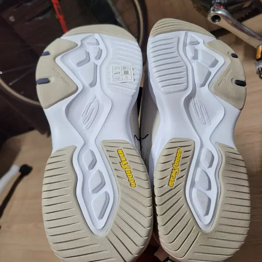 [BUNJANG] Skechers Delight 4.0 White Sneakers / 스케쳐스 딜라이트 4.0 운동화 275 화이트