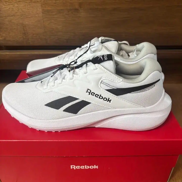 [BUNJANG] Reebok White Sneakers with Original Box / 리복 흰색 운동화 + 정품 박스