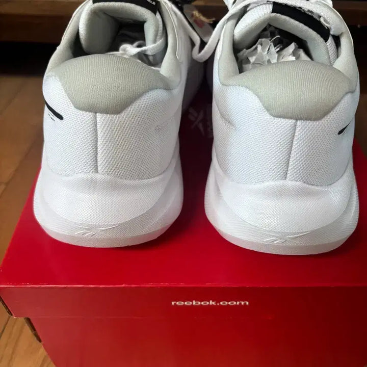 [BUNJANG] Reebok White Sneakers with Original Box / 리복 흰색 운동화 + 정품 박스