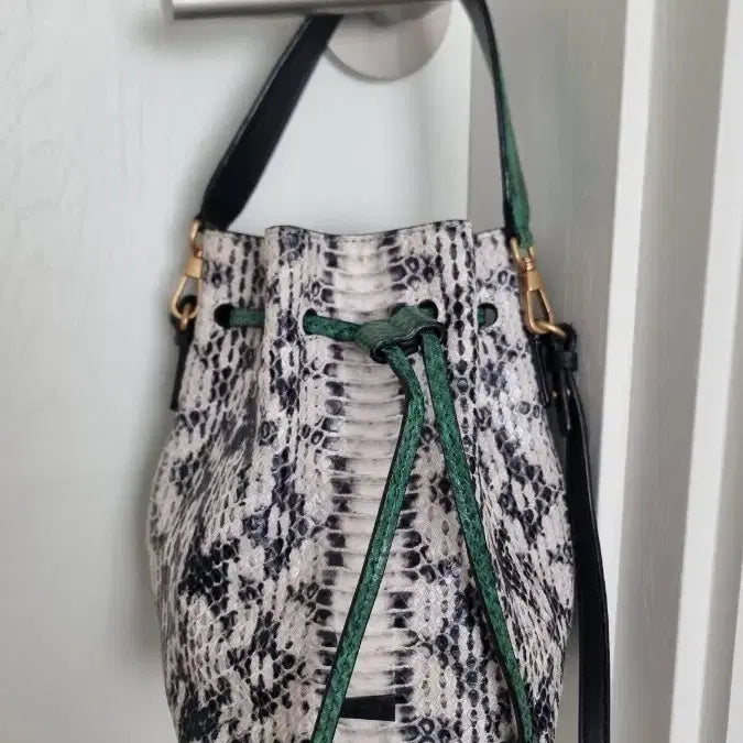 [SOLD OUT] 루즈앤라운지 뱀피 버킷백 숄더백 토트백 스타일