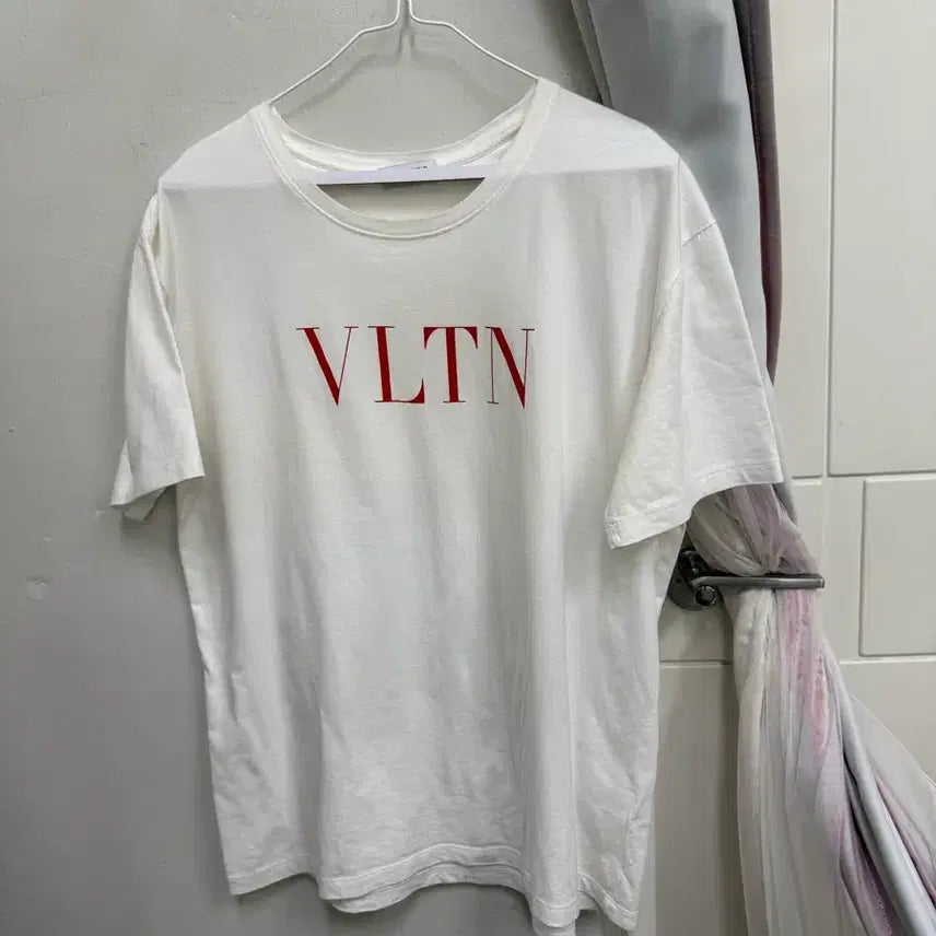 [BUNJANG] Valentino VLTN Logo Print T-Shirt White / 발렌티노 VLTN 로고 프린트 티셔츠 화이트