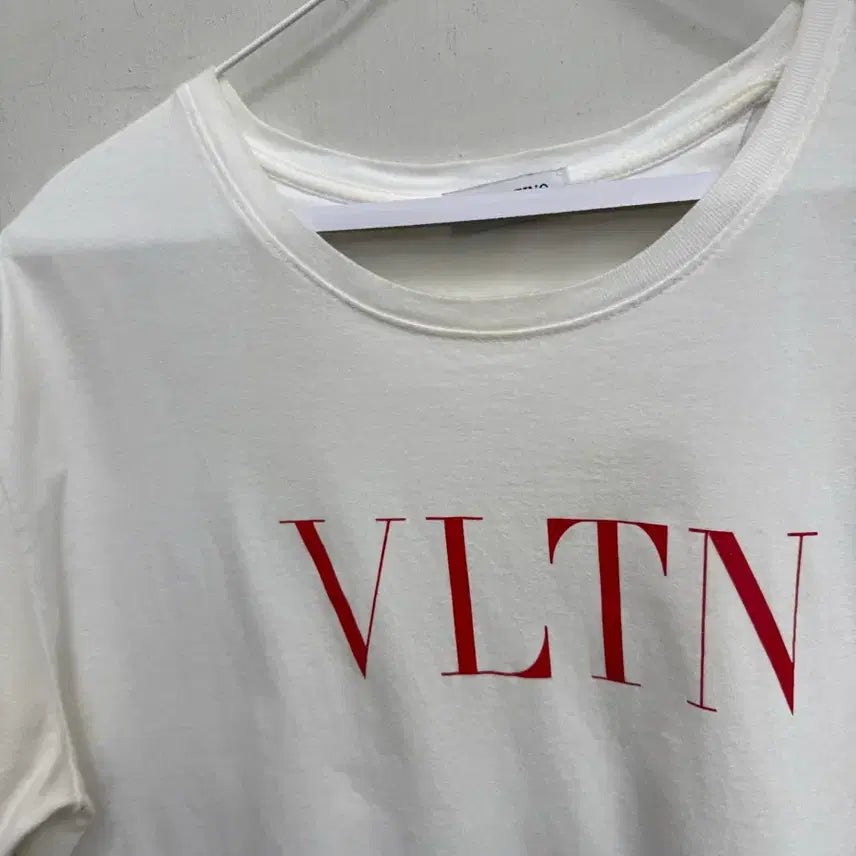 [BUNJANG] Valentino VLTN Logo Print T-Shirt White / 발렌티노 VLTN 로고 프린트 티셔츠 화이트