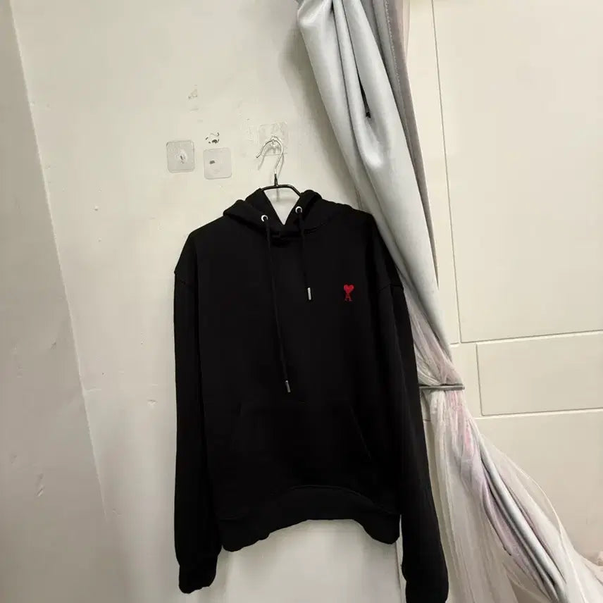 [BUNJANG] AMI Small Heart Black Hoodie / 아미 스몰 하트 블랙 후드티