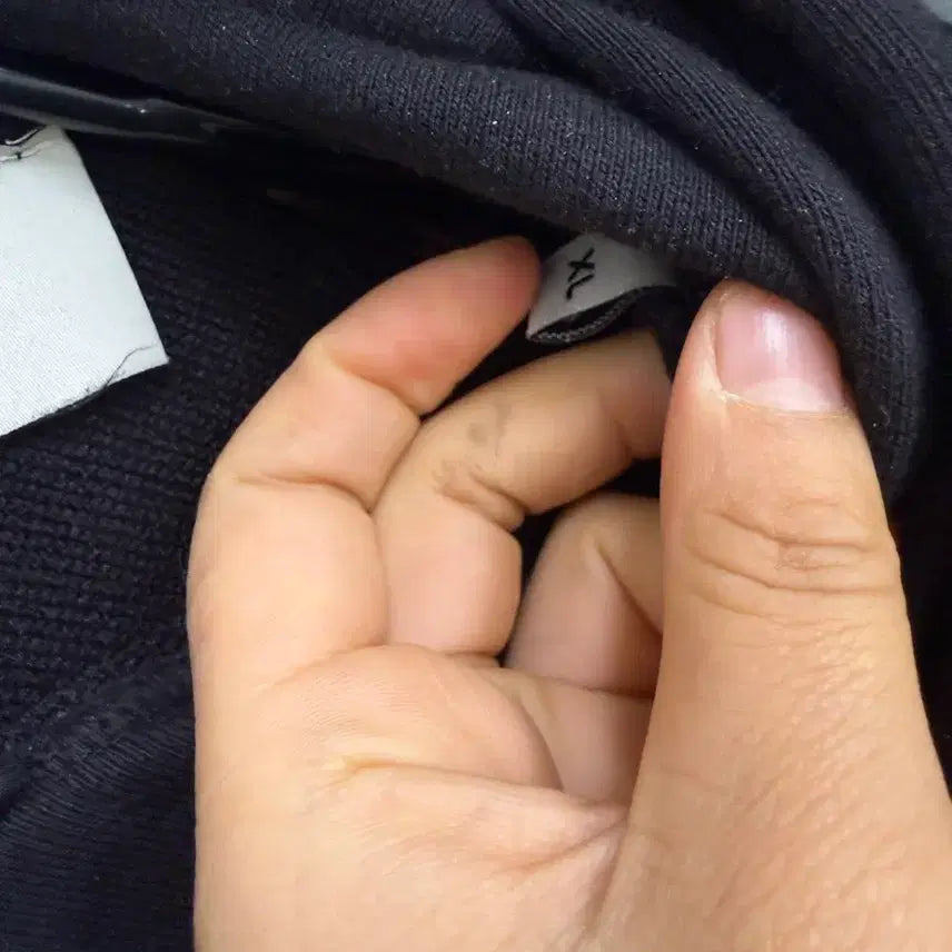 [BUNJANG] AMI Small Heart Black Hoodie / 아미 스몰 하트 블랙 후드티
