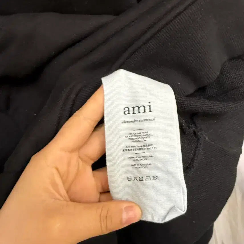 [BUNJANG] AMI Small Heart Black Hoodie / 아미 스몰 하트 블랙 후드티