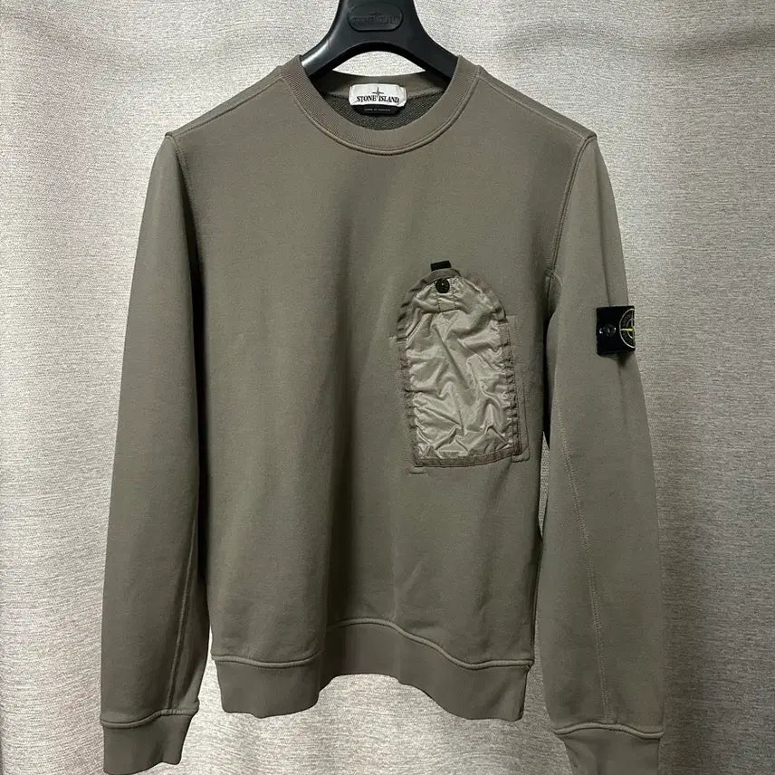 [SOLD OUT] 스톤아일랜드 라미플락 맨투맨 올리브카키 (M)