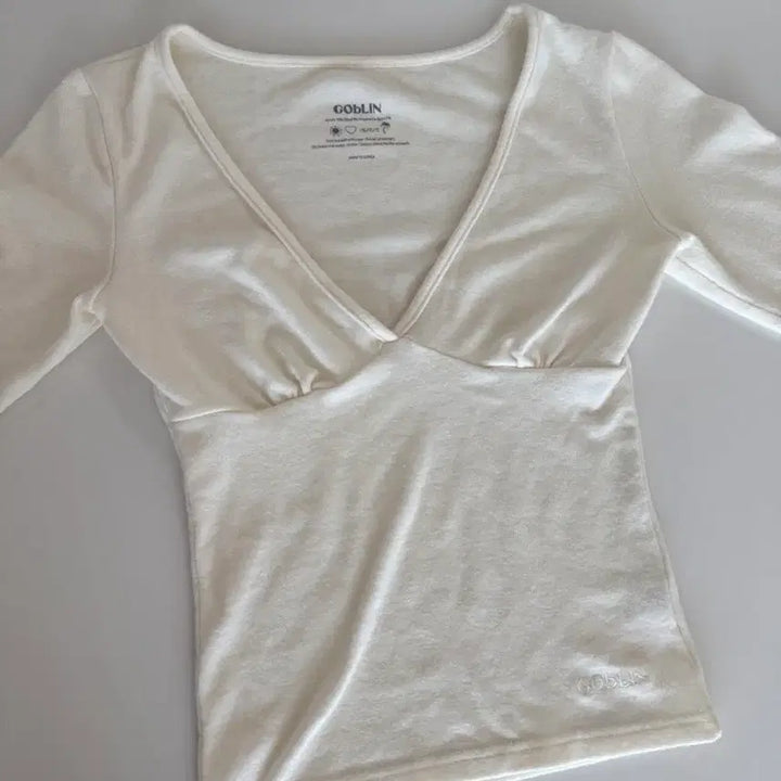 [SOLD OUT] 고블린웨어 캐시 브이넥 롱슬리브 아이보리