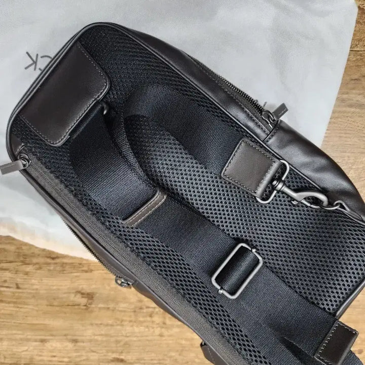 [BUNJANG] Mandarina Duck Genuine Leather Sling Crossbody Bag / (새상품) 만다리나덕 정품 천연가죽 크로스백 슬링백 매장 88만원 구입
