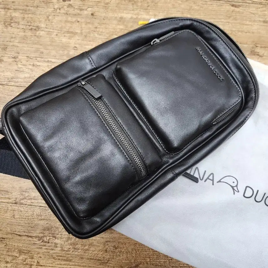 [BUNJANG] Mandarina Duck Genuine Leather Sling Crossbody Bag / (새상품) 만다리나덕 정품 천연가죽 크로스백 슬링백 매장 88만원 구입