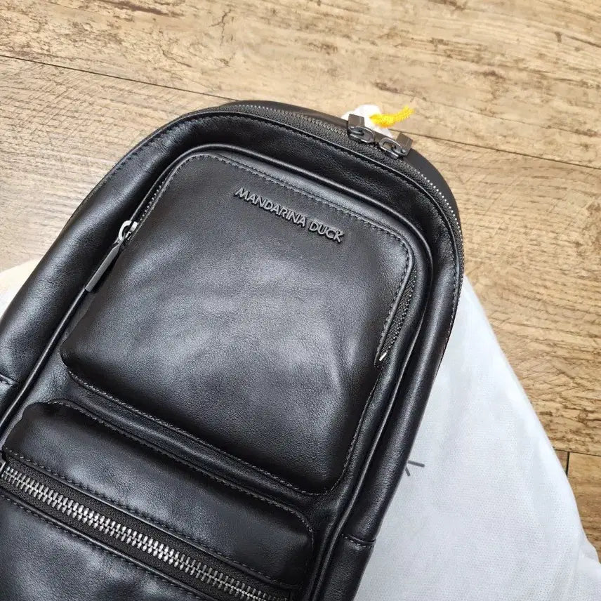 [BUNJANG] Mandarina Duck Genuine Leather Sling Crossbody Bag / (새상품) 만다리나덕 정품 천연가죽 크로스백 슬링백 매장 88만원 구입