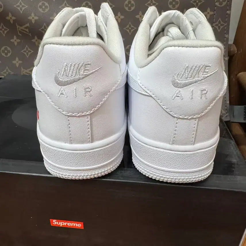 [SOLD OUT] 나이키 x 슈프림 에어포스 1 로우 화이트 270MM