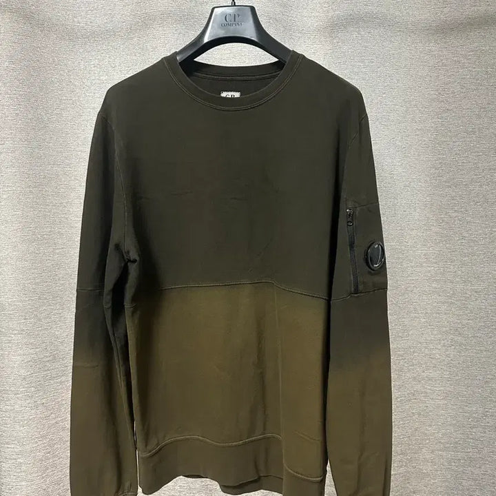 [BUNJANG] CP Company Lens Applique Gradient Sweatshirt (L) / CP컴퍼니 렌즈와펜 그라데이션 맨투맨 (L)