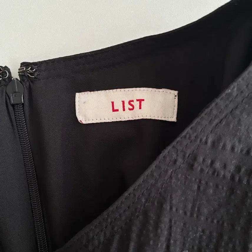 [BUNJANG] List 25SS Smocking V-Neck Flare Dress - Black / 55) 리스트 25SS 스모킹 브이넥 플레어 원피스 블랙