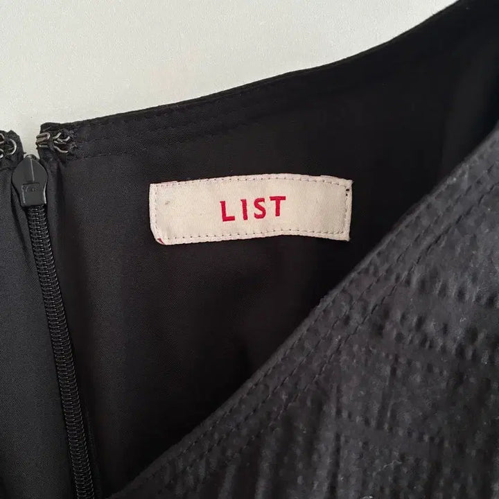 [BUNJANG] List 25SS Smocking V-Neck Flare Dress - Black / 55) 리스트 25SS 스모킹 브이넥 플레어 원피스 블랙