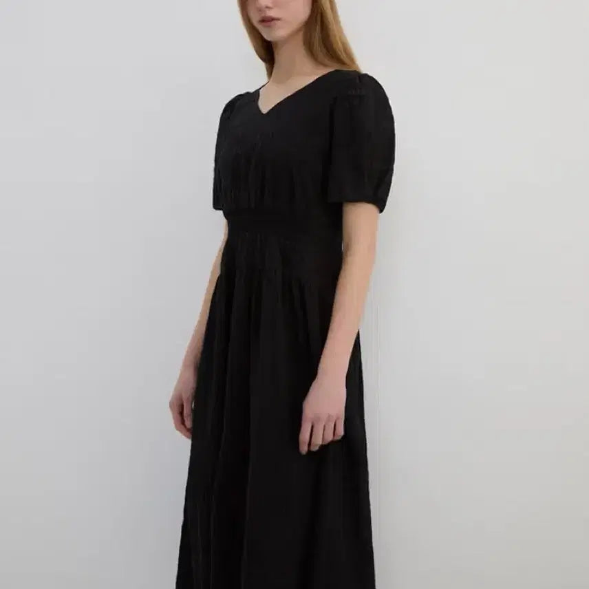[BUNJANG] List 25SS Smocking V-Neck Flare Dress - Black / 55) 리스트 25SS 스모킹 브이넥 플레어 원피스 블랙