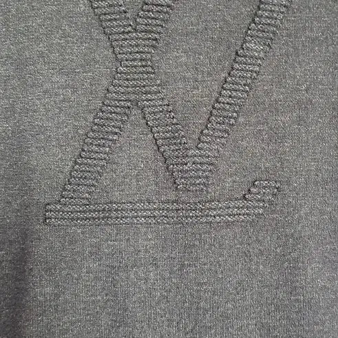 [BUNJANG] Louis Vuitton LV Embroidered Knit Sweater (Dark Gray) M / [정품] 루이비통 LV 자수 엠보스드 니트 스웨터 (다크그레이/차콜)M