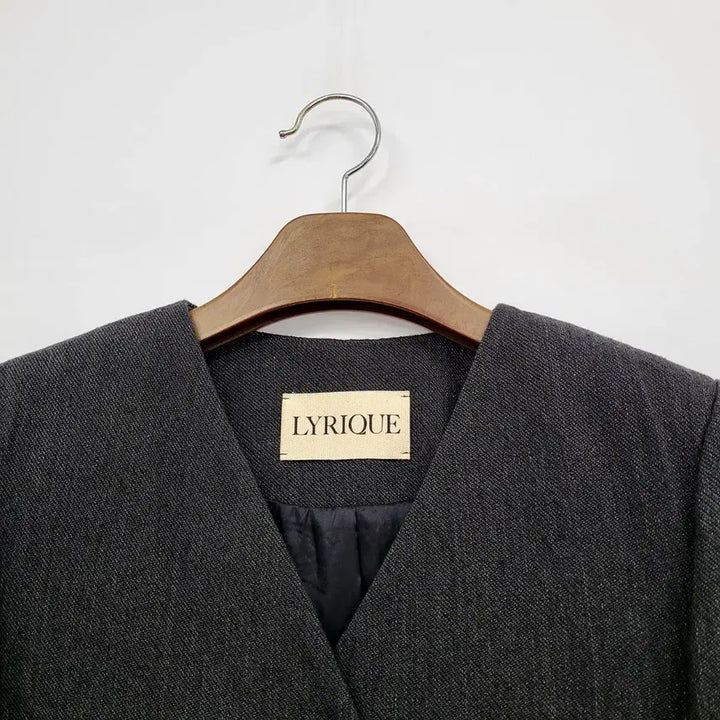 [BUNJANG] LYRIQUE Alice Short Collarless Jacket / LYRIQUE 리리끄 노카라 숏 자켓/새상품/55/앨리스/1098