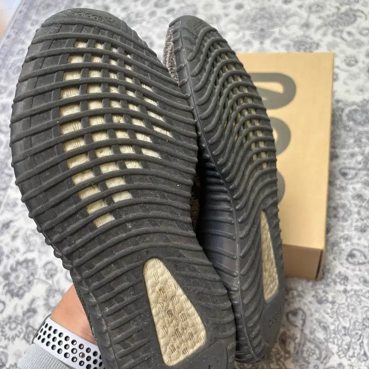 [SOLD OUT] 아디다스 이지부스트 350 V2 벨루가 260