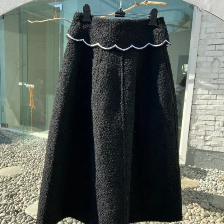 [BUNJANG] 11am Tara by Motion Wave Embroidered Skirt - Black M / 11am 일레븐에이엠 타라바이모션 웨이브 자수 스커트 블랙M 새상품!