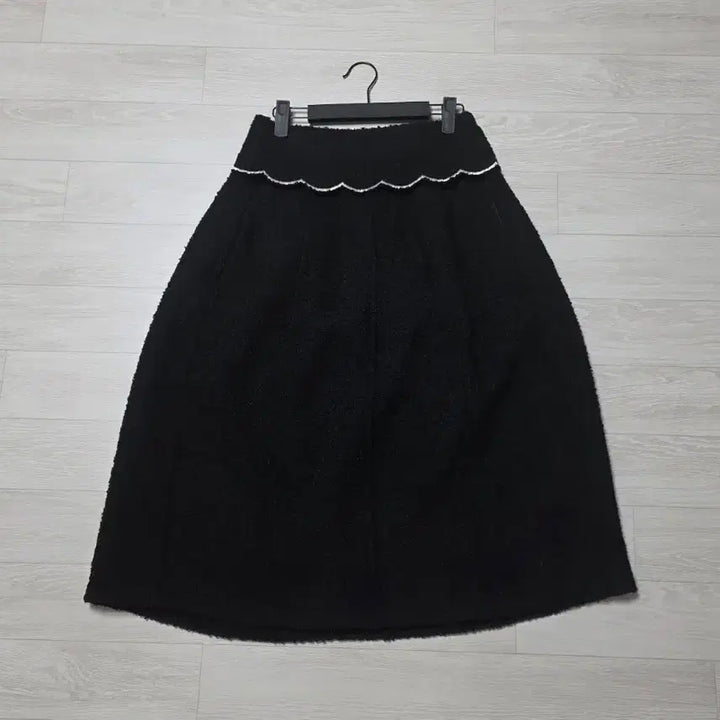 [BUNJANG] 11am Tara by Motion Wave Embroidered Skirt - Black M / 11am 일레븐에이엠 타라바이모션 웨이브 자수 스커트 블랙M 새상품!