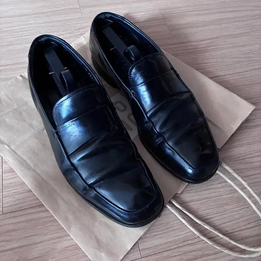 [SOLD OUT] 프라다 로퍼 UK 8.5