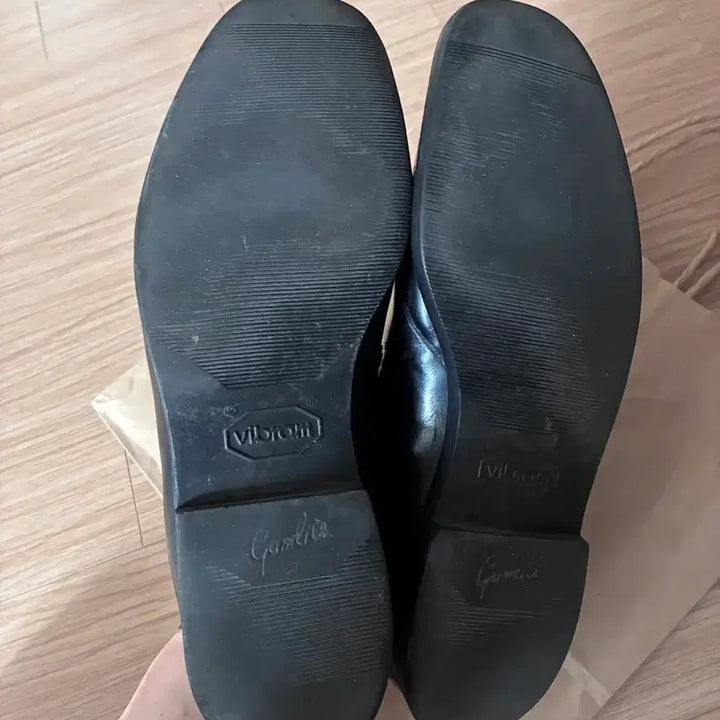 [SOLD OUT] 프라다 로퍼 UK 8.5