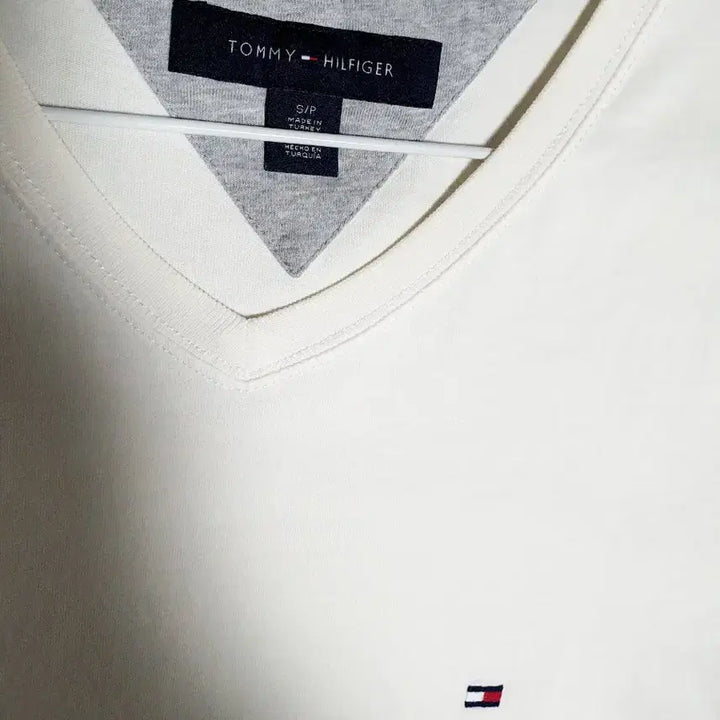 [BUNJANG] Tommy Hilfiger White V-Neck Long Sleeve T-Shirt / 타미힐피거 화이트 V넥 긴팔 티셔츠 S/P(95정도사이즈)