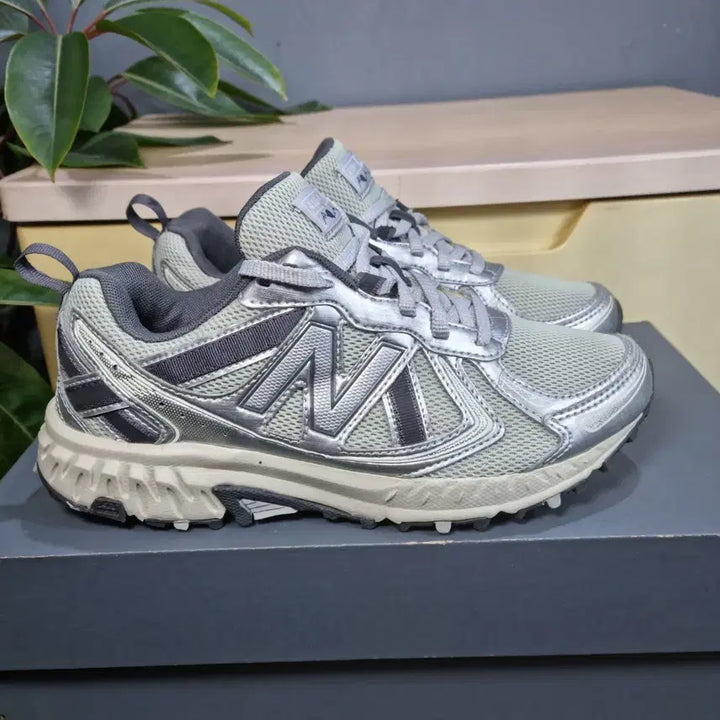 [BUNJANG] New Balance 410 Sneakers (230) / 뉴발란스 410 운동화 (230)