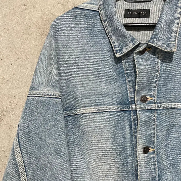 [BUNJANG] Balenciaga Upside Down Denim Jacket / 발렌시아가 연청 업사이드 다운 데님 자켓