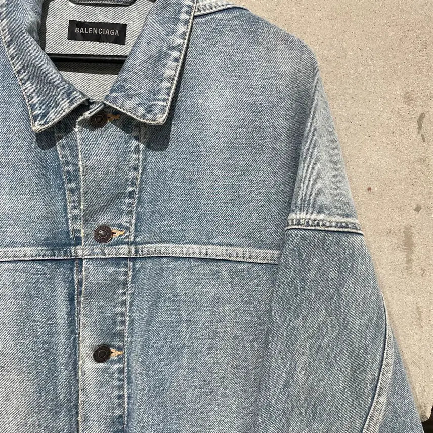 [BUNJANG] Balenciaga Upside Down Denim Jacket / 발렌시아가 연청 업사이드 다운 데님 자켓