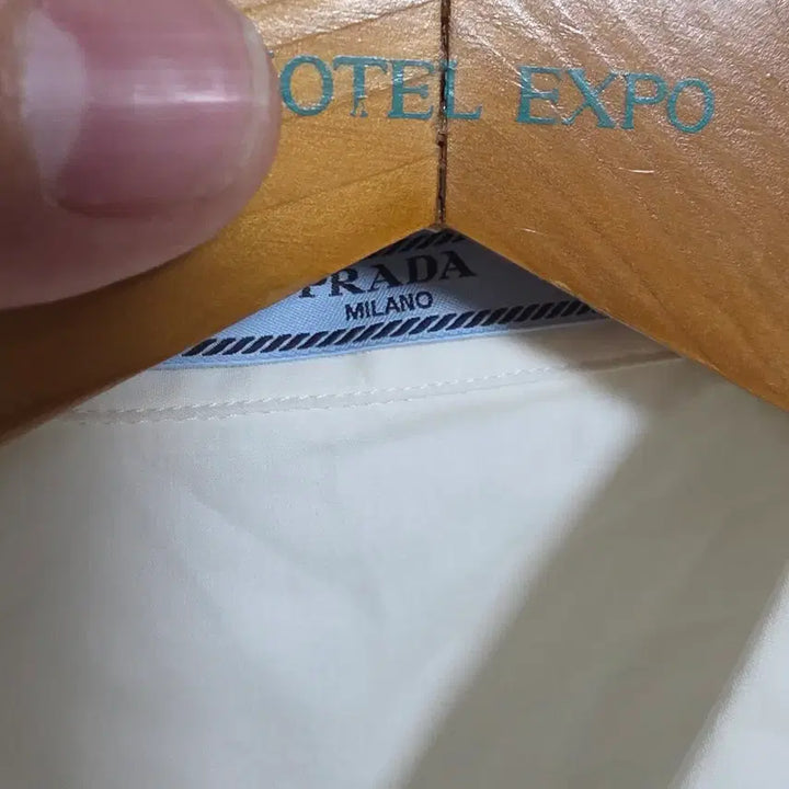 [SOLD OUT] [정품/감별완료] 프라다(PRADA) 화이트 슬림핏 셔츠 (사이즈 40