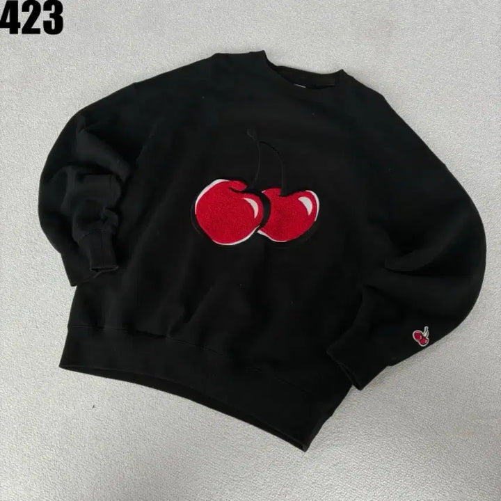[BUNJANG] Kirsh Big Cherry Black Sweatshirt / 키르시 빅 체리 블랙 맨투맨 1