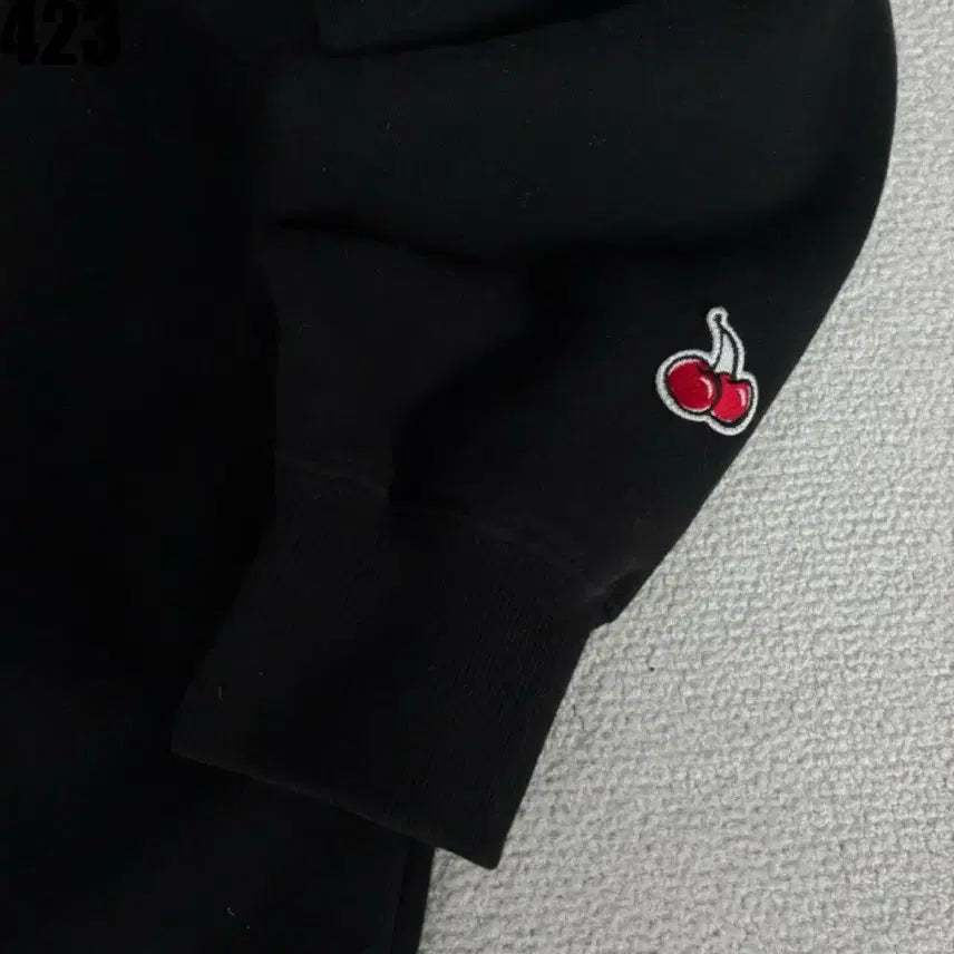 [BUNJANG] Kirsh Big Cherry Black Sweatshirt / 키르시 빅 체리 블랙 맨투맨 1