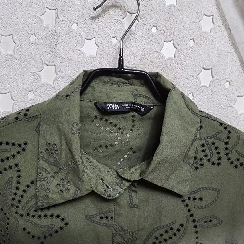[BUNJANG] ZARA Embroidered Top / 자라 펀칭자수 여성s