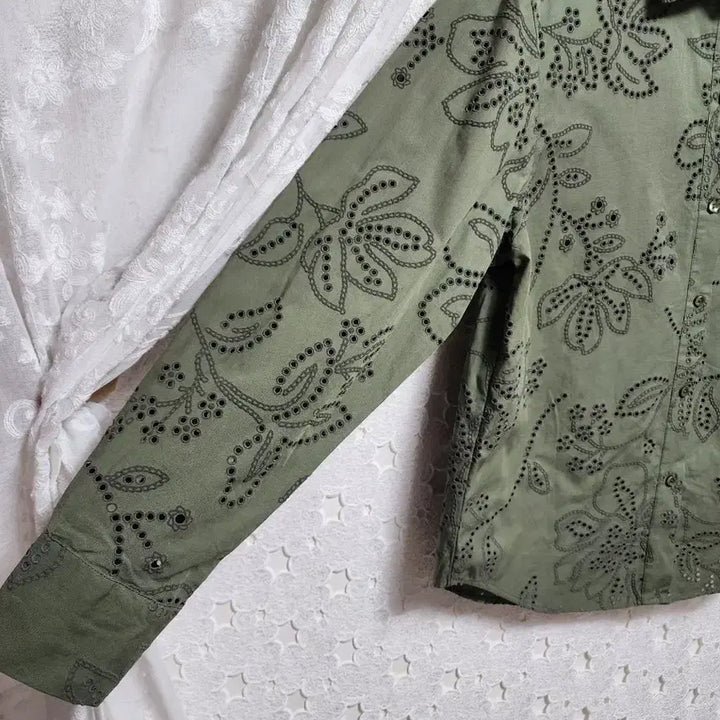 [BUNJANG] ZARA Embroidered Top / 자라 펀칭자수 여성s