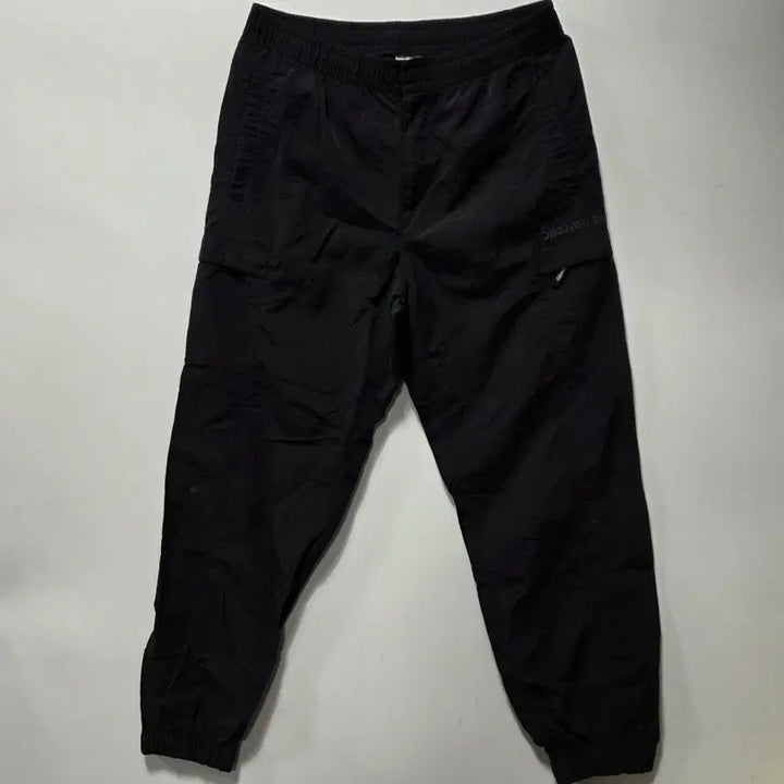 [BUNJANG] Discovery Black Woven Training Pants / 디스커버리 블랙 우븐 트레이닝 팬츠 32 26042413