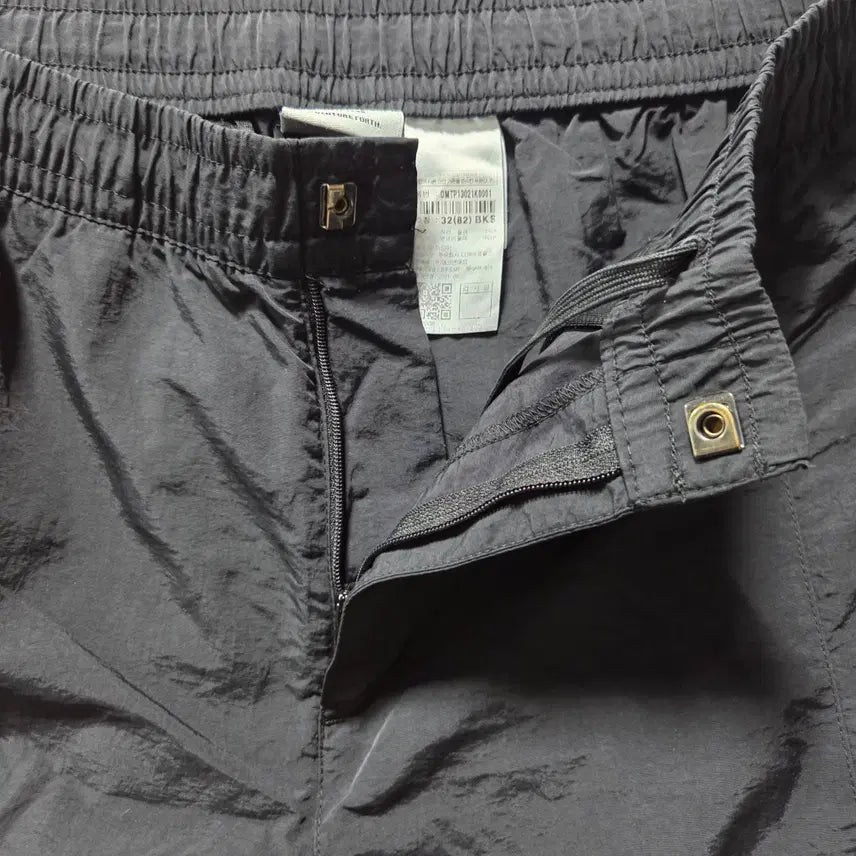 [BUNJANG] Discovery Black Woven Training Pants / 디스커버리 블랙 우븐 트레이닝 팬츠 32 26042413