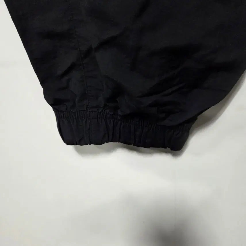 [BUNJANG] Discovery Black Woven Training Pants / 디스커버리 블랙 우븐 트레이닝 팬츠 32 26042413