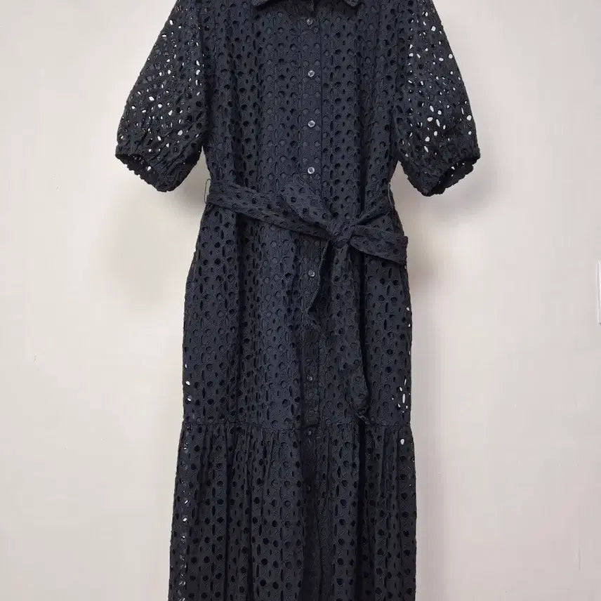 [SOLD OUT] 라우렐 블랙 아일렛 펀칭 원피스