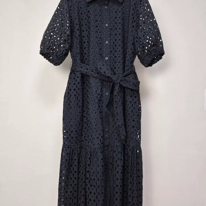 [SOLD OUT] 라우렐 블랙 아일렛 펀칭 원피스