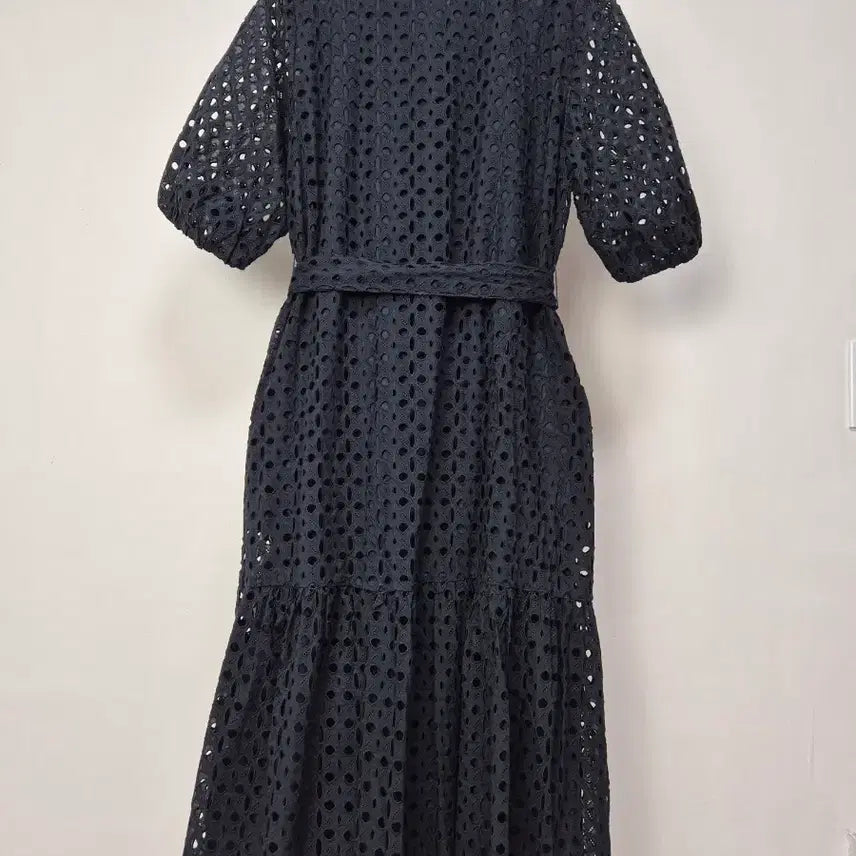 [SOLD OUT] 라우렐 블랙 아일렛 펀칭 원피스