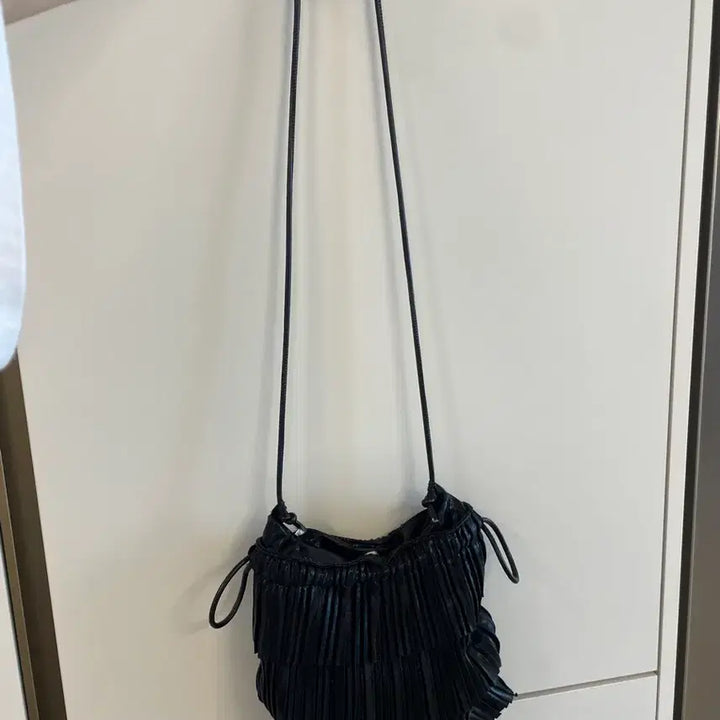 [BUNJANG] Black Pleated Tassel Shoulder Bag/Crossbody Bag / (촬영만한)블랙 플리츠 수술백 숄더백겸 크로스백