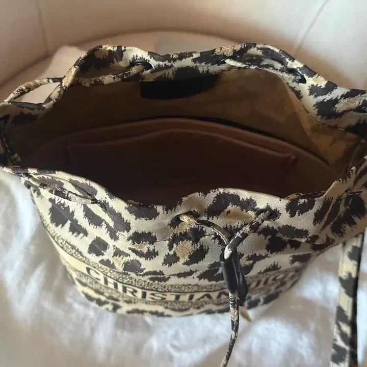 [BUNJANG] Dior Travel Leopard Bucket Bag / 디올 트레블 레오파드 복조리 백 ( 베이지 이너백 같이드려요)