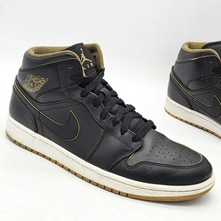 [BUNJANG] Nike Air Jordan 1 Mid Black Metallic Gold (285) / 나이키 에어 조던 1 미드 블랙 메탈릭 골드 (285)