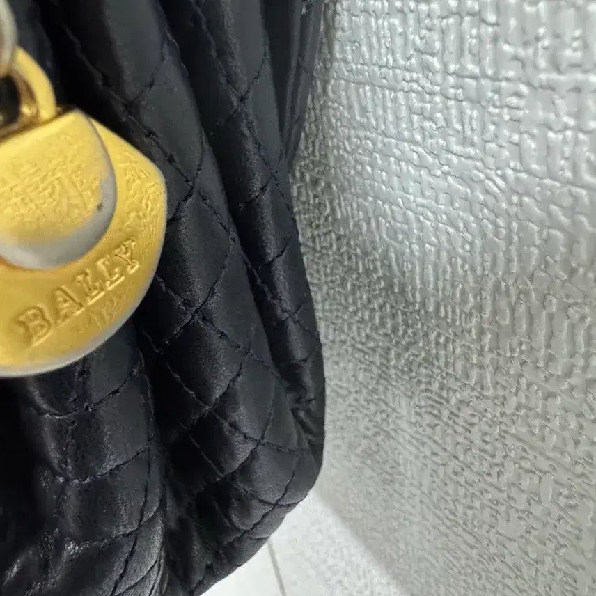 [BUNJANG] Bally Quilted Chain Crossbody Bag / 발리 퀄팅 체인 크로스백