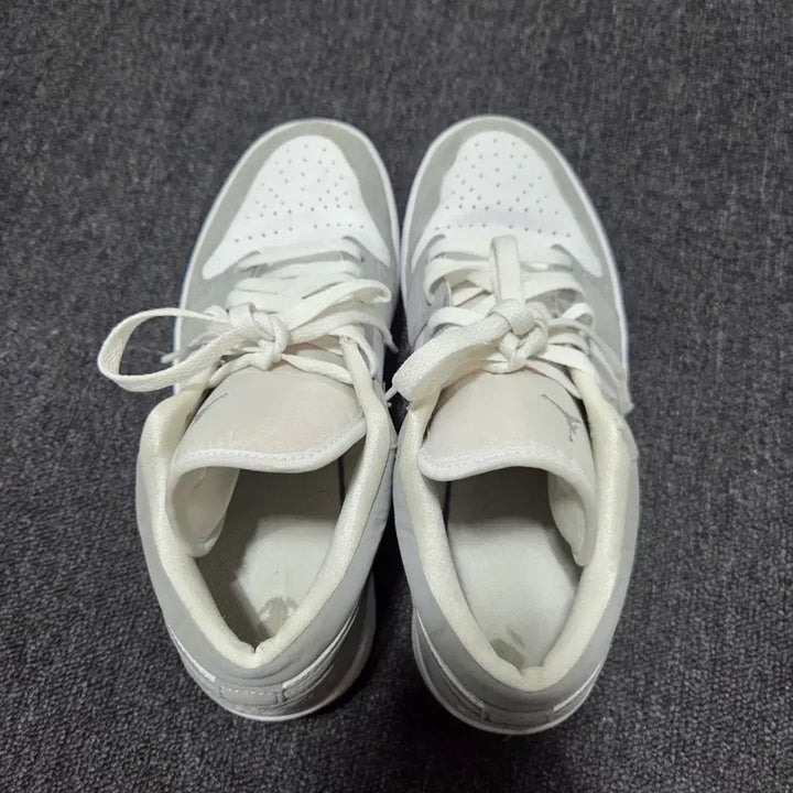 [SOLD OUT] 나이키 에어 조던 1 로우 울프 그레이 275 26042417
