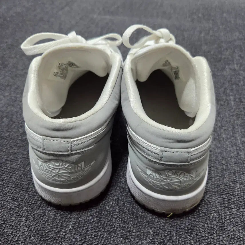 [SOLD OUT] 나이키 에어 조던 1 로우 울프 그레이 275 26042417