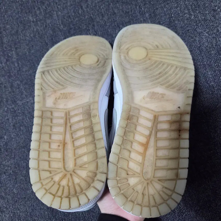 [SOLD OUT] 나이키 에어 조던 1 로우 울프 그레이 275 26042417