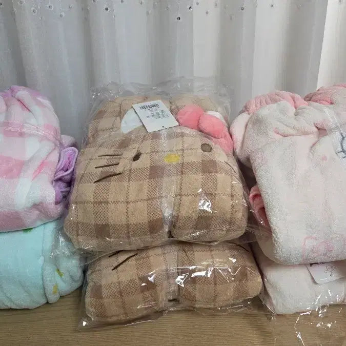 [BUNJANG] Sanrio Kitty Hooded Robe Bathrobe / 산리오키티 뽀글이 후드 로브 / 목욕 가운